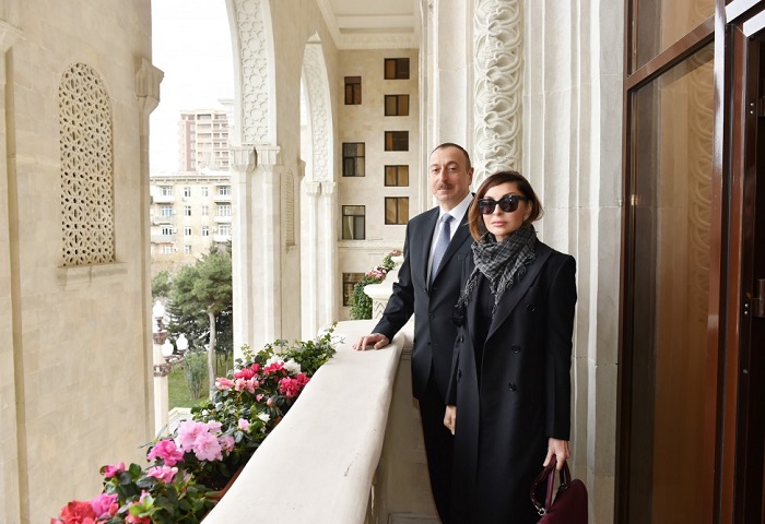 Ilham Aliyev besucht gründlich renoviertes Verwaltungsgebäude der geschlossenen AG “Aserbaidschanische Eisenbahn“